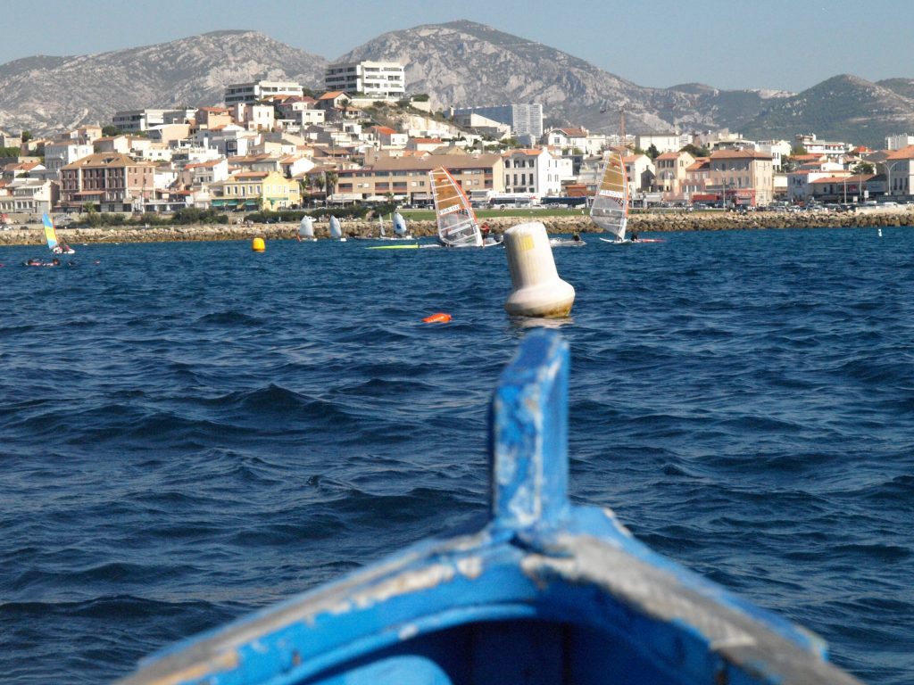 Blick vom Ruderboot auf das Mittelmeer.